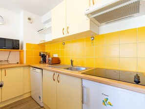 Fridge, microwave, dishwasher, coffee/tea maker