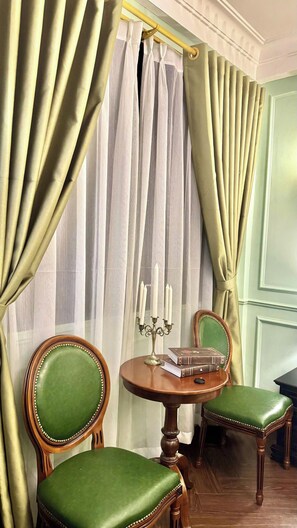 Deluxe Double Room, City View | Meja, ruang kerja komputer riba, kalis bunyi, Wi-fi percuma