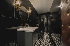 Deluxe Quadruple Room, City View | Bathroom | Slippers, towels, soap, shampoo - Vina Vintage Hotel (Thanh pho Hue)