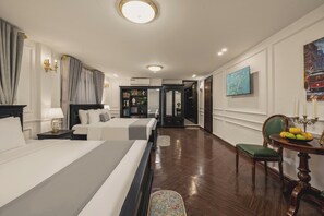 Habitación cuádruple Deluxe, vistas a la ciudad | Escritorio y espacio para trabajar con un portátil