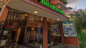 Un edificio de varios pisos con un letrero que dice "Villa Vintage Hotel".