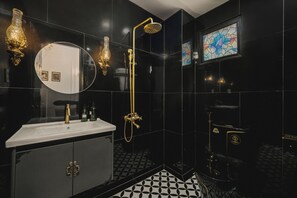 Habitación estándar | Baño | Zapatillas, toallas, jabón y champú