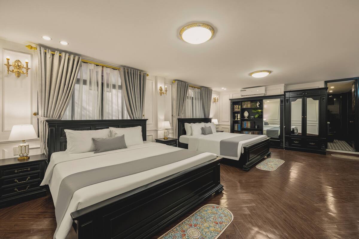 Habitación cuádruple Deluxe, vistas a la ciudad | Escritorio y espacio para trabajar con un portátil