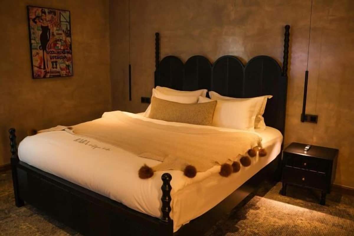 In-room safe, desk, laptop workspace, soundproofing
