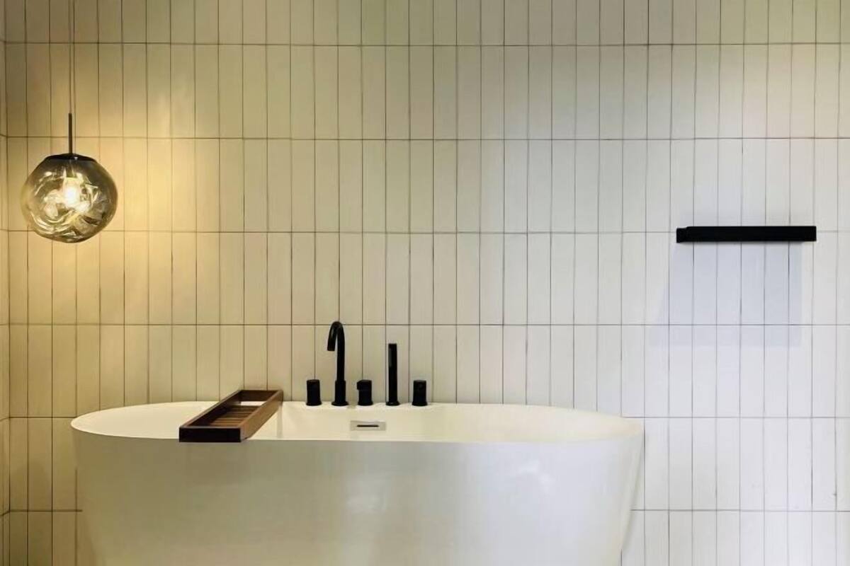 Bathroom | Separate tub and shower, free toiletries, hair dryer, slippers