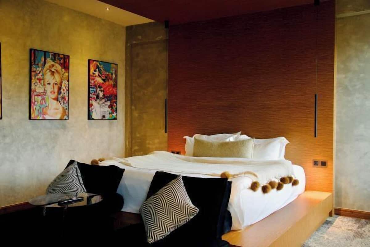 In-room safe, desk, laptop workspace, soundproofing