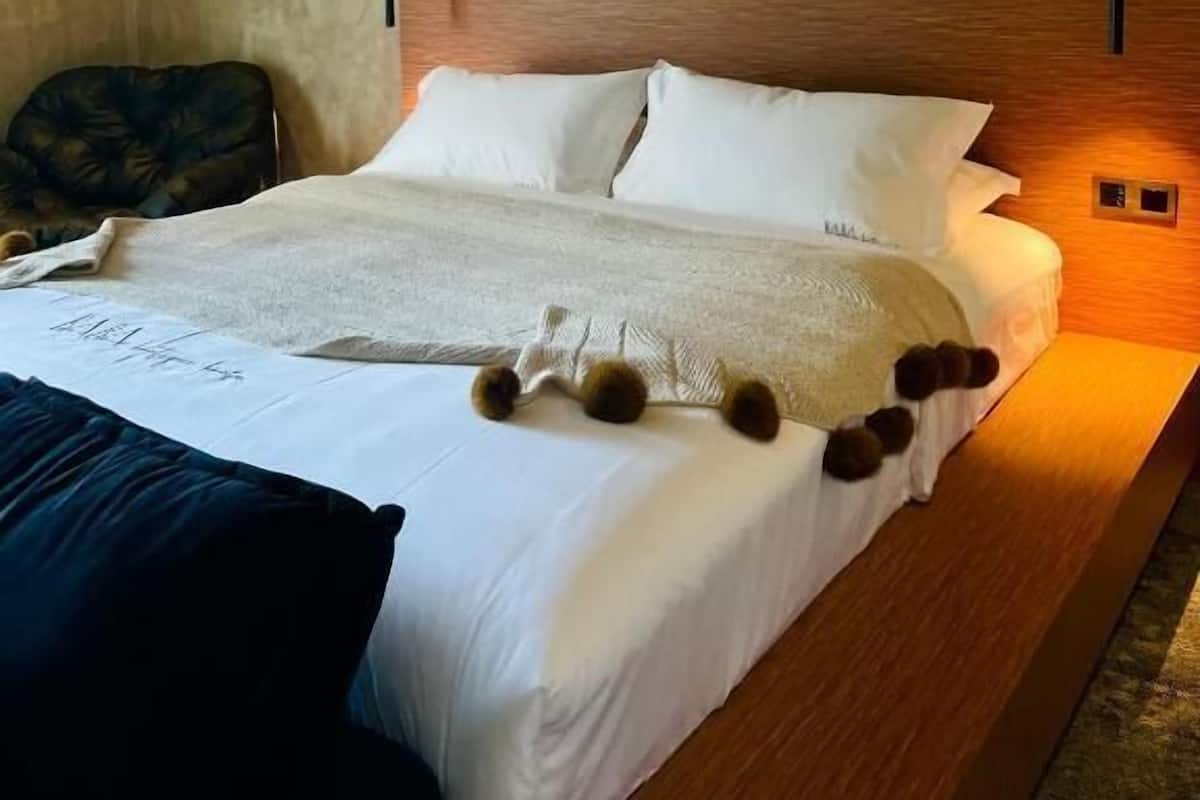In-room safe, desk, laptop workspace, soundproofing