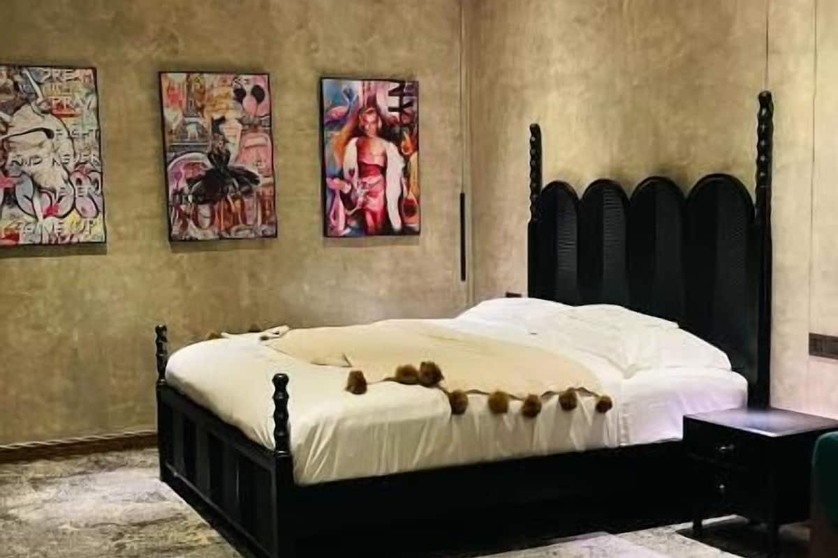 In-room safe, desk, laptop workspace, soundproofing