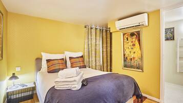 Apartment | 2 bedrooms, laptop workspace, iron/ironing board, bed sheets