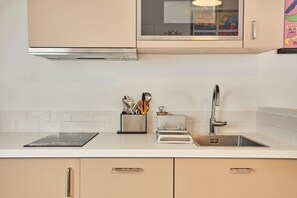 Appartement | Privékeuken | Een koelkast, een microgolfoven, een koffiezetapparaat/waterkoker