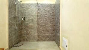 Haartrockner, Handtücher, Seife, Toilettenpapier