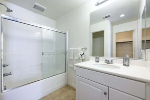 Chuveiro, secador de cabelo, toalhas de banho 