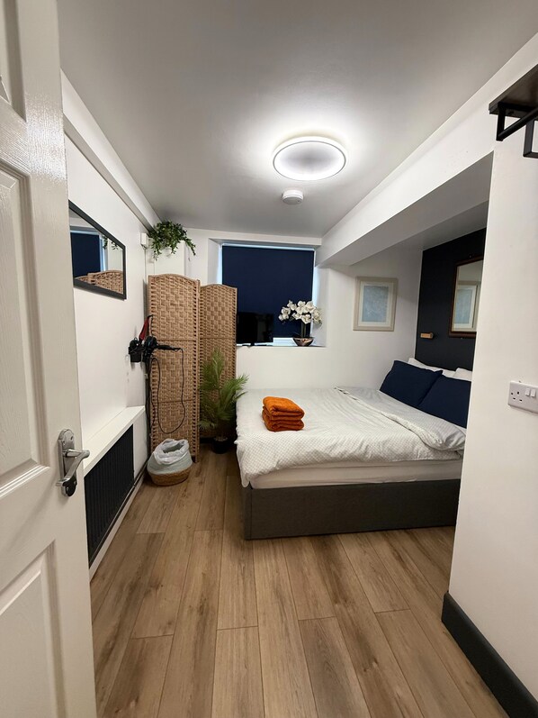 2 chambres, fer et planche à repasser, Wi-Fi, draps fournis