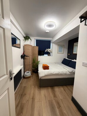 2 habitaciones, tabla de planchar con plancha, wifi y ropa de cama