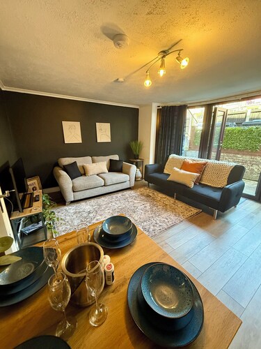 Worc City-Parking-WI-FI-Toiletries-TVs-Full kitchen-Ent Apart-Outside Space