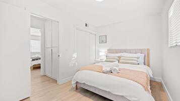 3 bedrooms, iron/ironing board, WiFi, bed sheets