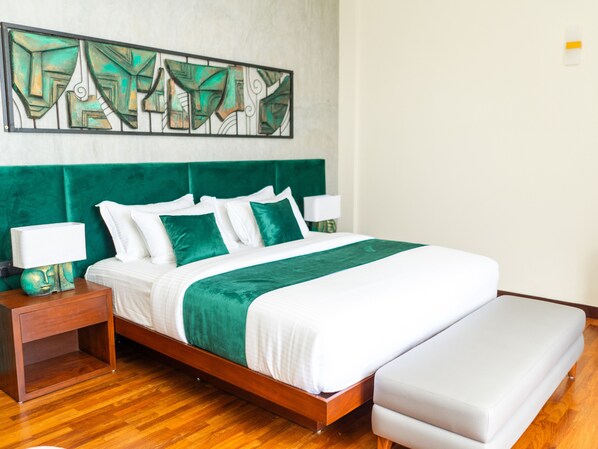 Escritorio y espacio para trabajar con laptop 