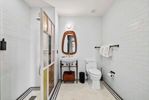 Dusj, hårføner og håndklær