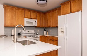 Kondominium, Beberapa Tempat Tidur, balkon, pemandangan kebun (Sea La Vie at Interlaken) | Dapur pribadi | Lemari es, microwave, oven, dan kompor