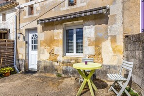 Outdoor dining - Holiday Home 'Un Petit Toit À La Campagne' (Saint-Ciers-sur-Gironde)