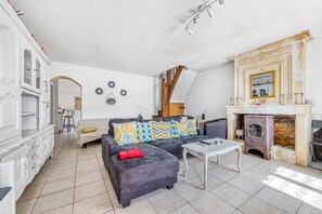 TV, fireplace - Holiday Home 'Un Petit Toit À La Campagne' (Saint-Ciers-sur-Gironde)