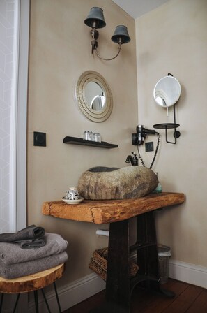 Standard Room, City View | Bathroom | Free toiletries, hair dryer, towels, toilet paper - La Maison d'Augustin (Mont-de-Marsan)