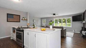 KĂŒhlschrank, Mikrowelle, Ofen, Herdplatte