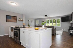 Réfrigérateur, micro-ondes, four, plaque de cuisson