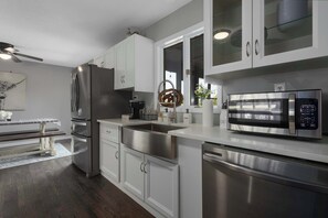 Réfrigérateur, four à micro-ondes, un four, surface de cuisson