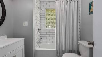 Dusche, Haartrockner, Handtücher, Shampoo