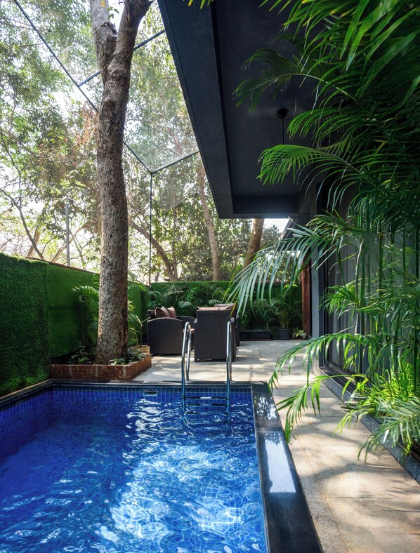 5 indoor pools, 10 outdoor pools