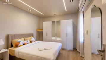 Apartment, Klimaanlage, Gartenblick | Zimmersafe, Verdunkelungsvorhänge, Bügeleisen/Bügelbrett