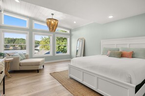 6 bedrooms, desk, WiFi, bed sheets