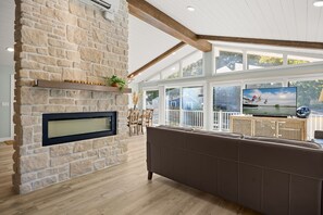 Televisión, chimenea, videojuegos, estéreo