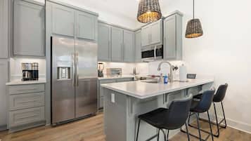 Kylskåp, mikrovågsugn, ugn och spishäll