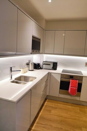 Refrigerador, microondas, horno, placa de cocina