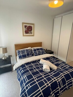 1 habitación, tabla de planchar con plancha, wifi gratis y ropa de cama