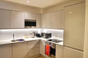 Geladeira, micro-ondas, fogão, cooktop