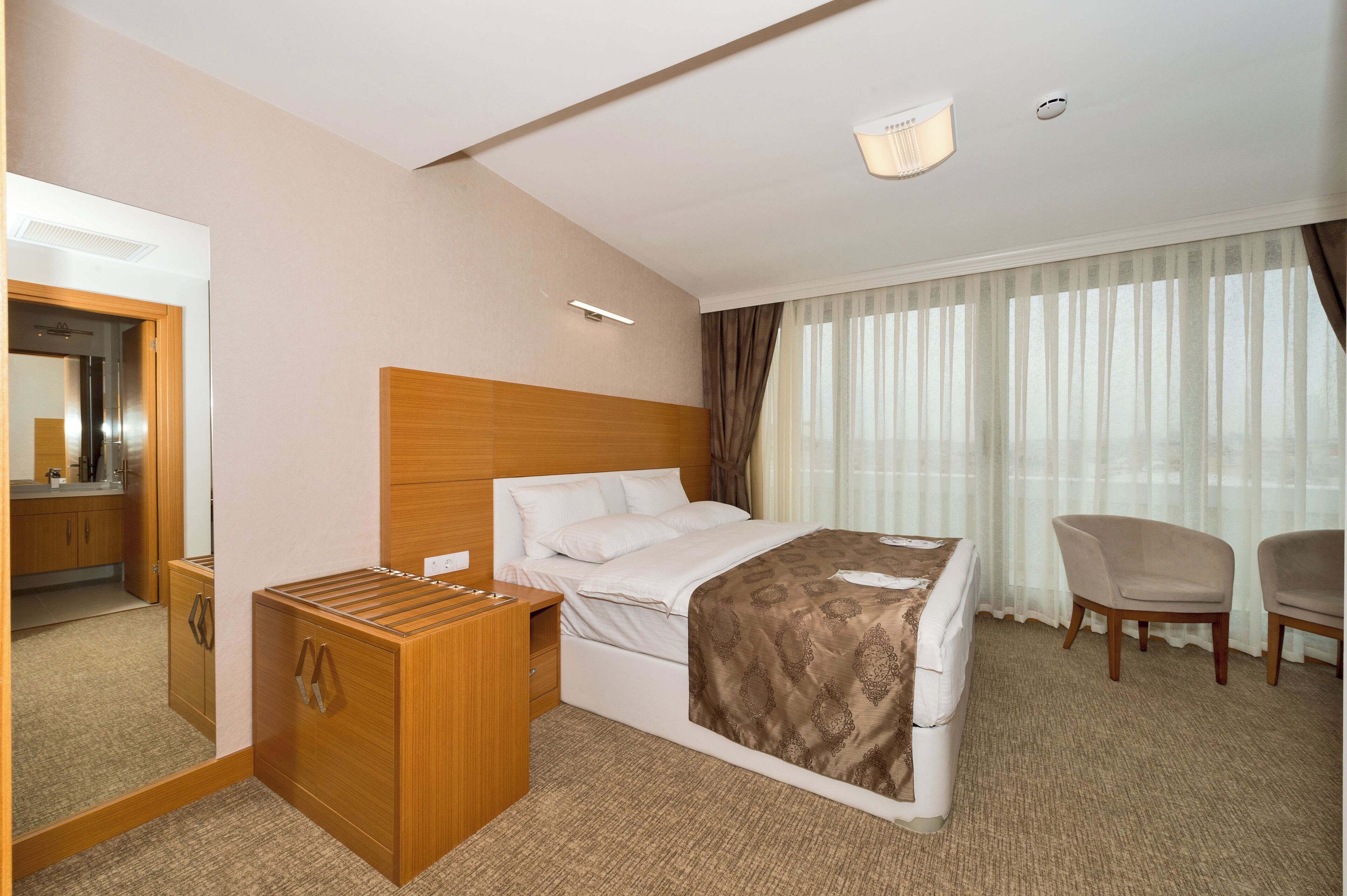 Grand Studio Suite | Desk, laptop workspace, free WiFi