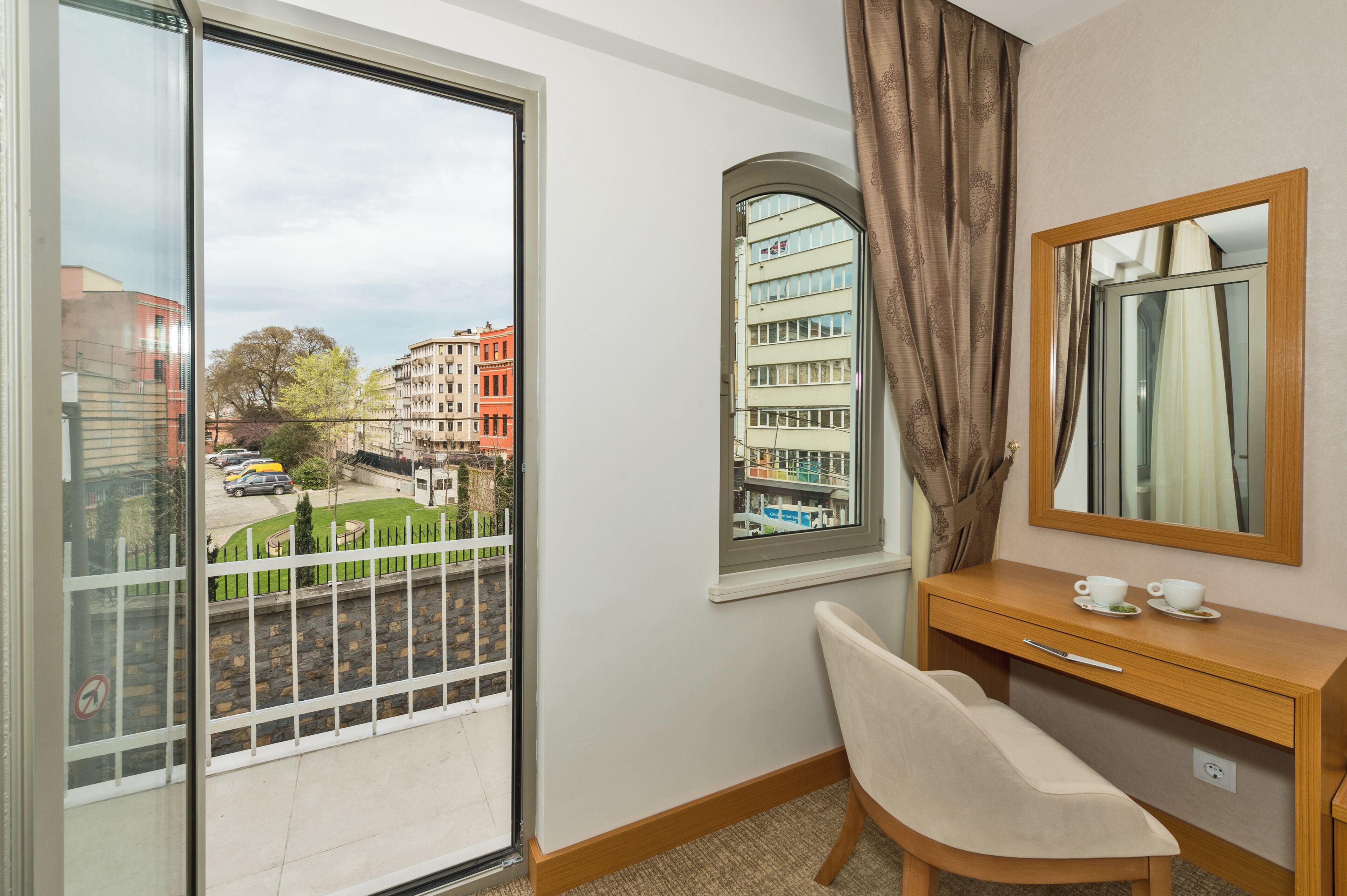 Escritorio, espacio para trabajar con laptop y wifi gratis 