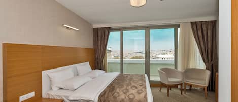 Grand Studio Suite | Desk, laptop workspace, free WiFi