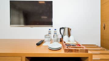 Habitación Deluxe, varias camas, vistas a la ciudad | Escritorio, espacio para trabajar con un portátil, wifi gratis