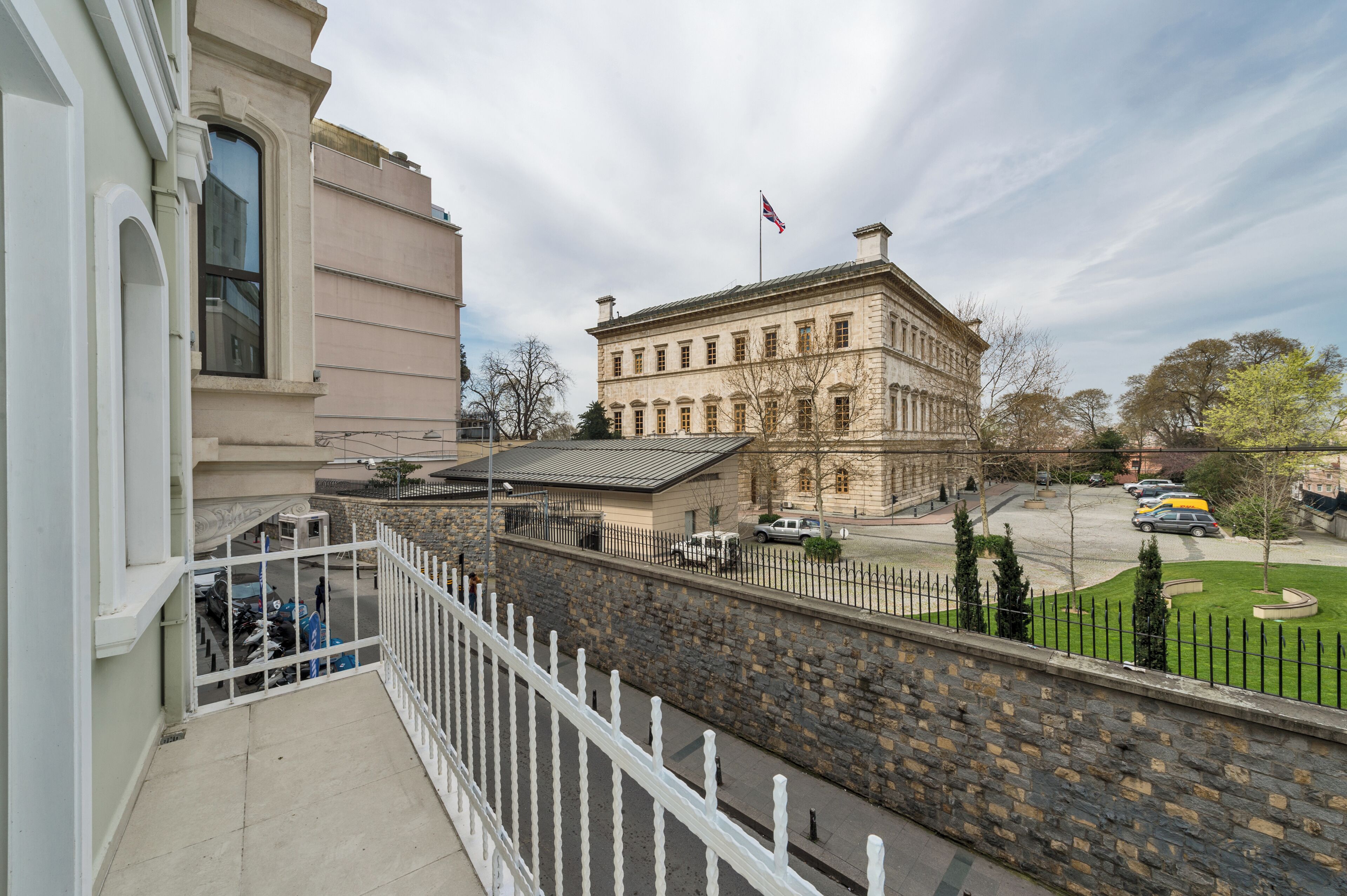 Escritorio, espacio para trabajar con laptop y wifi gratis 