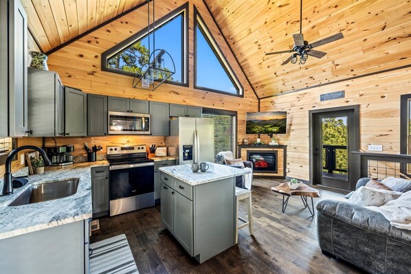 冷蔵庫、電子レンジ、オーブン、コンロ