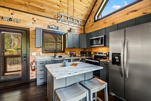 冷蔵庫、電子レンジ、オーブン、コンロ