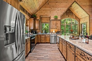 Private kitchen - Golf Simulator! Lux*Outdoor Fireplace*Hot Tub*Game Room (Sevierville)