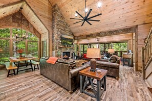 Interior - Golf Simulator! Lux*Outdoor Fireplace*Hot Tub*Game Room (Sevierville)