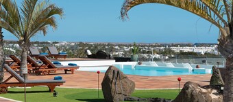 Villa Volcán with swimming pool, mini golf, paddle tennis and ocean views