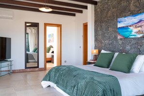 7 Schlafzimmer, Zimmersafe, Bügeleisen/Bügelbrett, WLAN