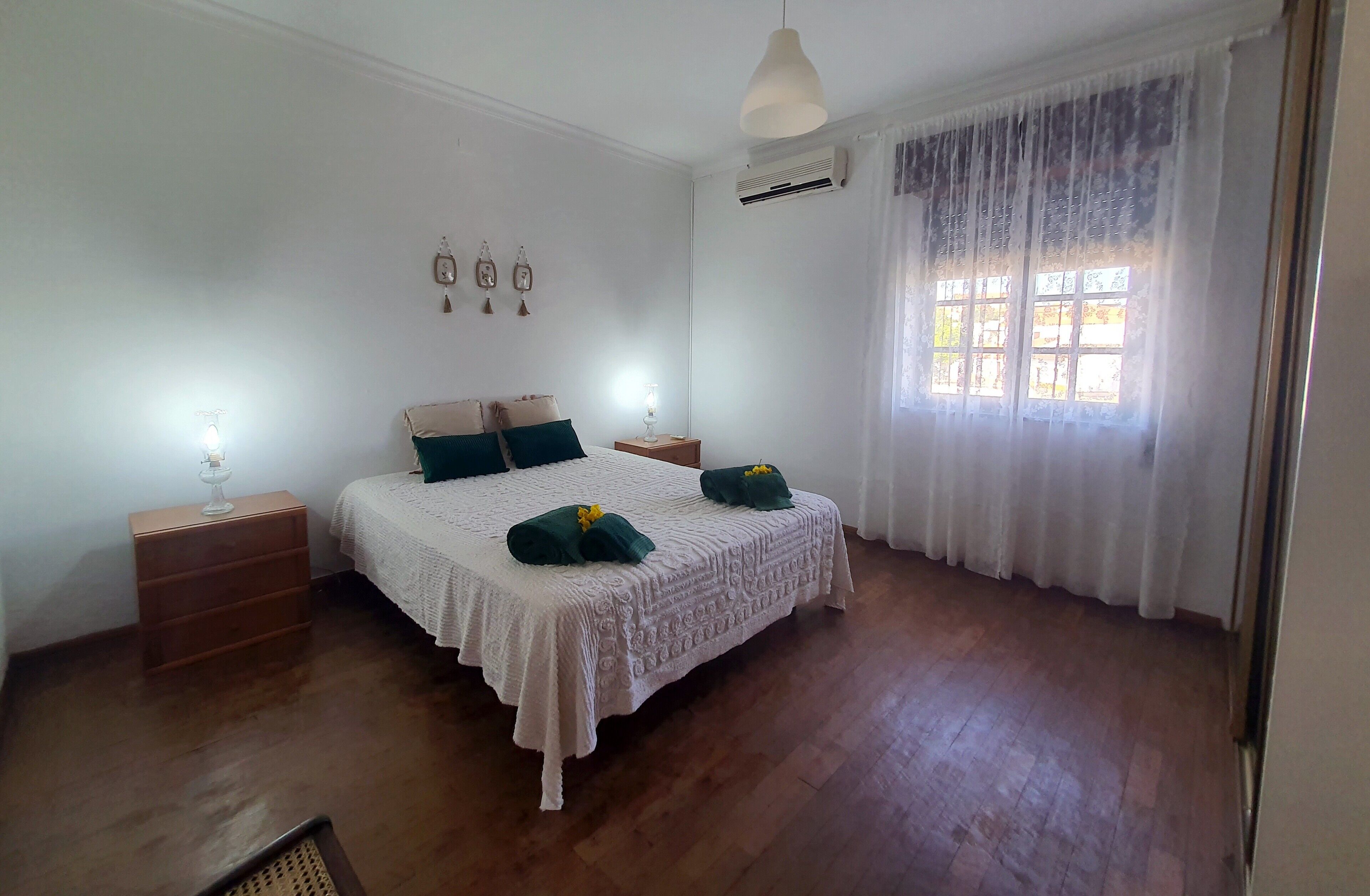 Een strijkplank/strijkijzer, wifi, beddengoed